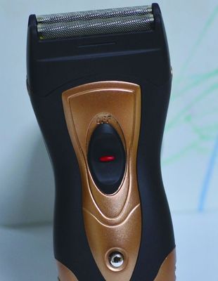 Un rasage rapproché et confortable avec un rasoir électrique