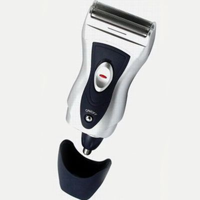 Réglage du visage avec un rasoir électrique pour homme